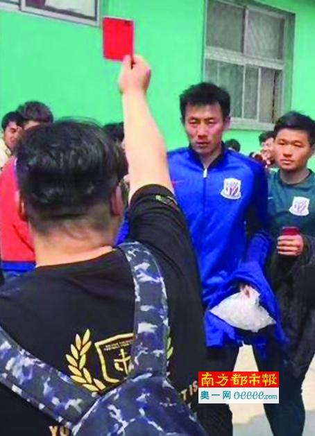 2023年夏窗，巴黎激活哈维-西蒙斯400万欧的回购条款签下球员（彼时身价4000万欧），由于队内位置紧张，随即将其外租至莱比锡，本赛季哈维-西蒙斯各项赛事出战25场，贡献6球9助。